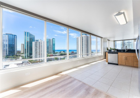 End unit w/ Panoramic ocean, city and mountain views from the unit