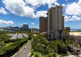 End unit with great Diamond Head and tree top views